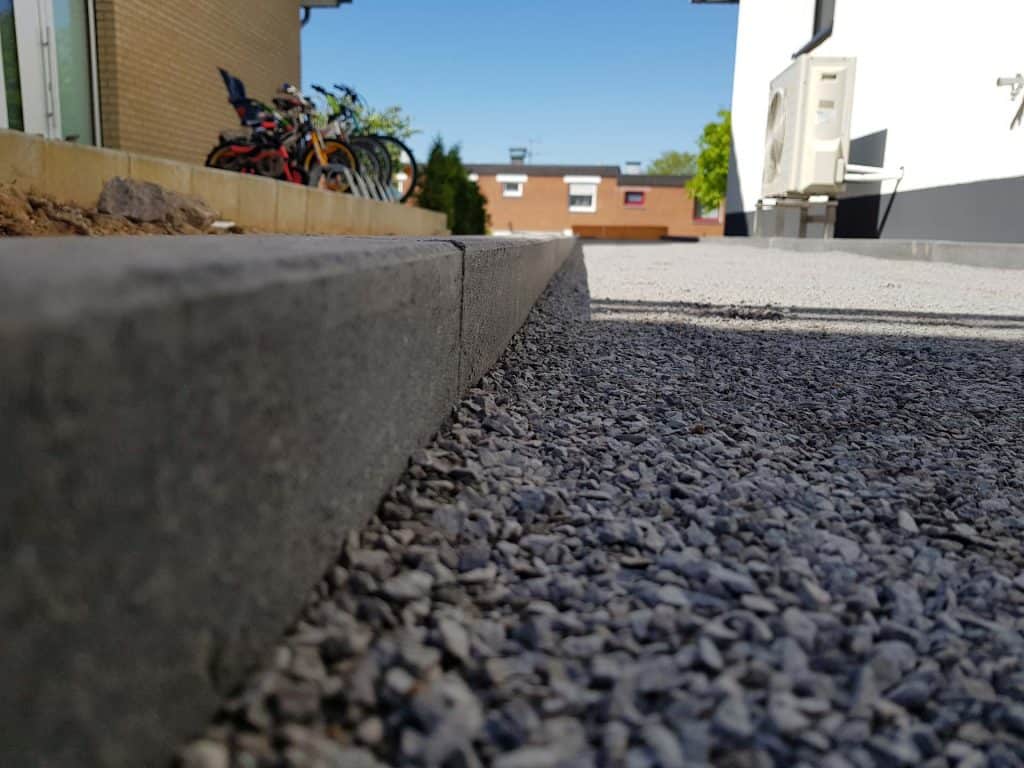 Unterbau mit feinem Kies für eine Einfahrt mit Betonpflaster